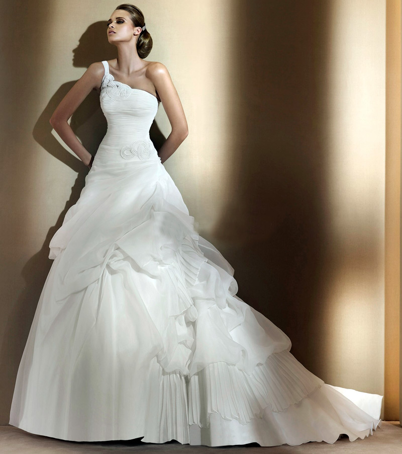 White wedding dresses photo