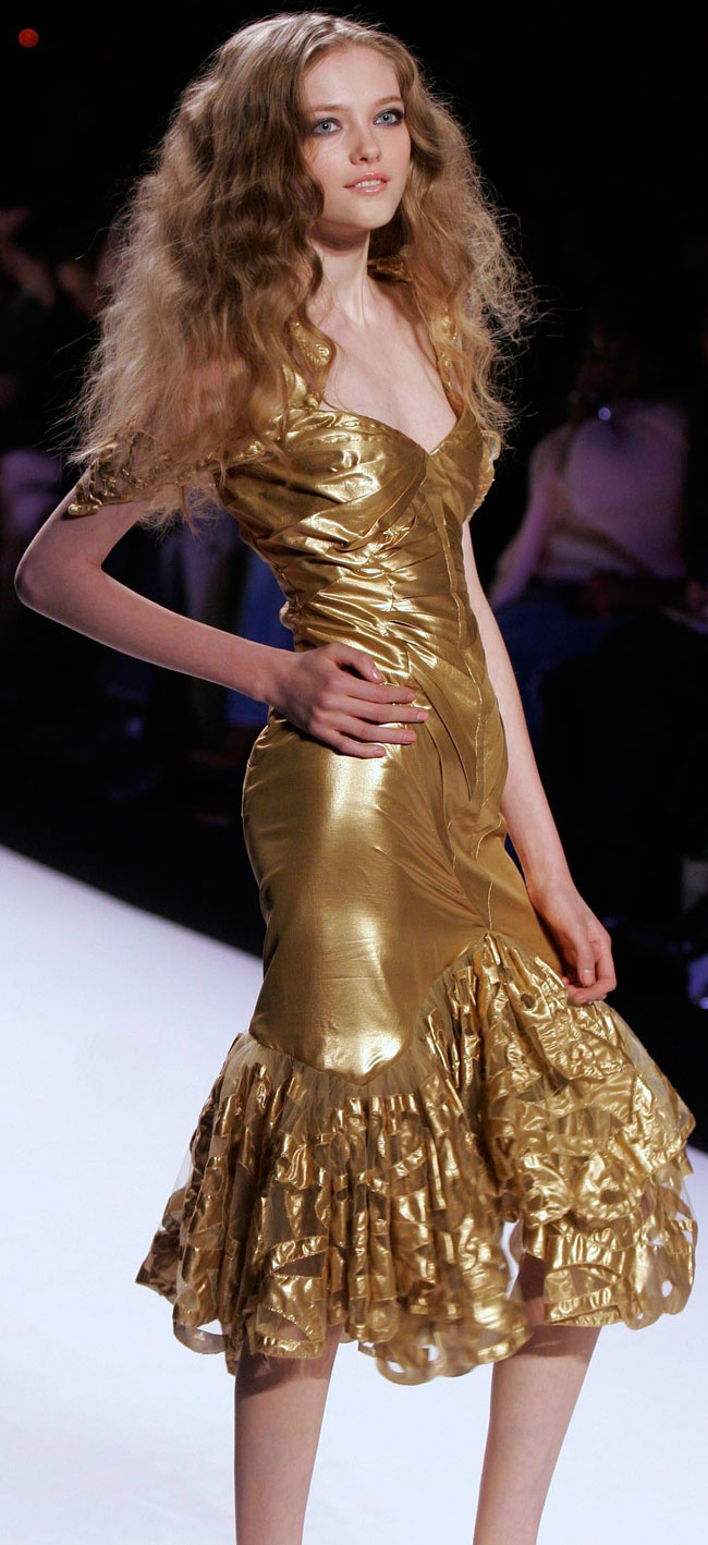 Model Vlad Roslyakova, photo from the fashion show