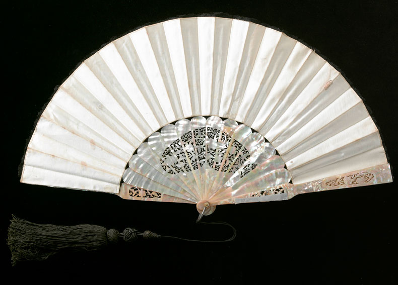 Mother-of-pearl white fan