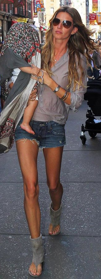 Supermodel Gisele Bündchen photo with a child