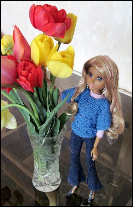 Moxie Teens doll and tulips flowers