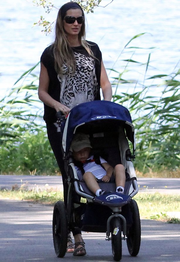 Gisele Bündchen on a walk with a child photo