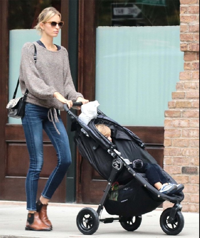 Karolina Kurkova photo with a child