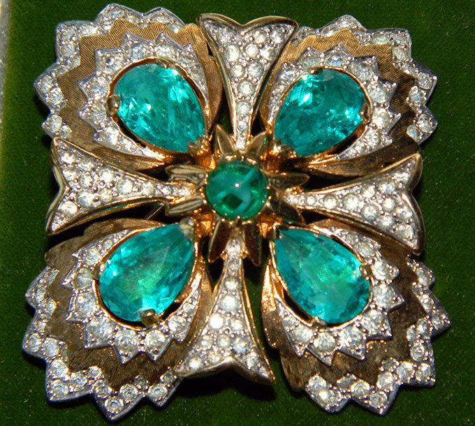 Vintage brooch for a modern girl