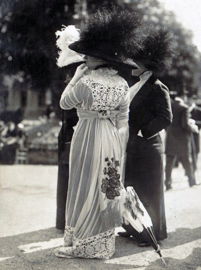 Hats with feathers, photo