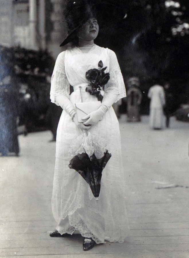 Lady with an umbrella, photo