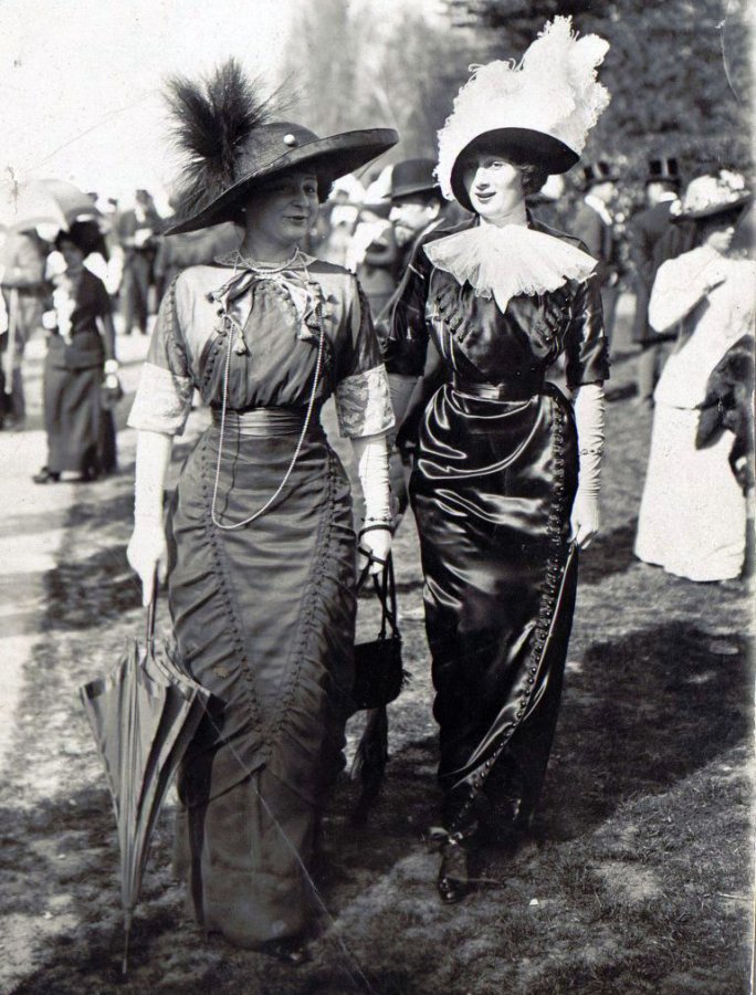 Hats with feathers, photo