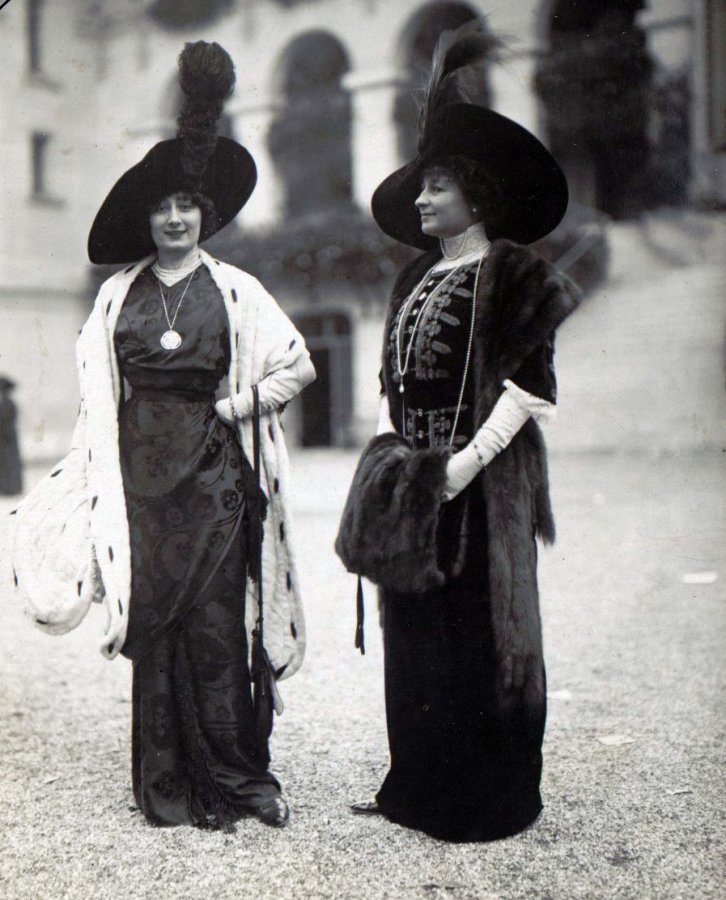 Hats with feathers, photo