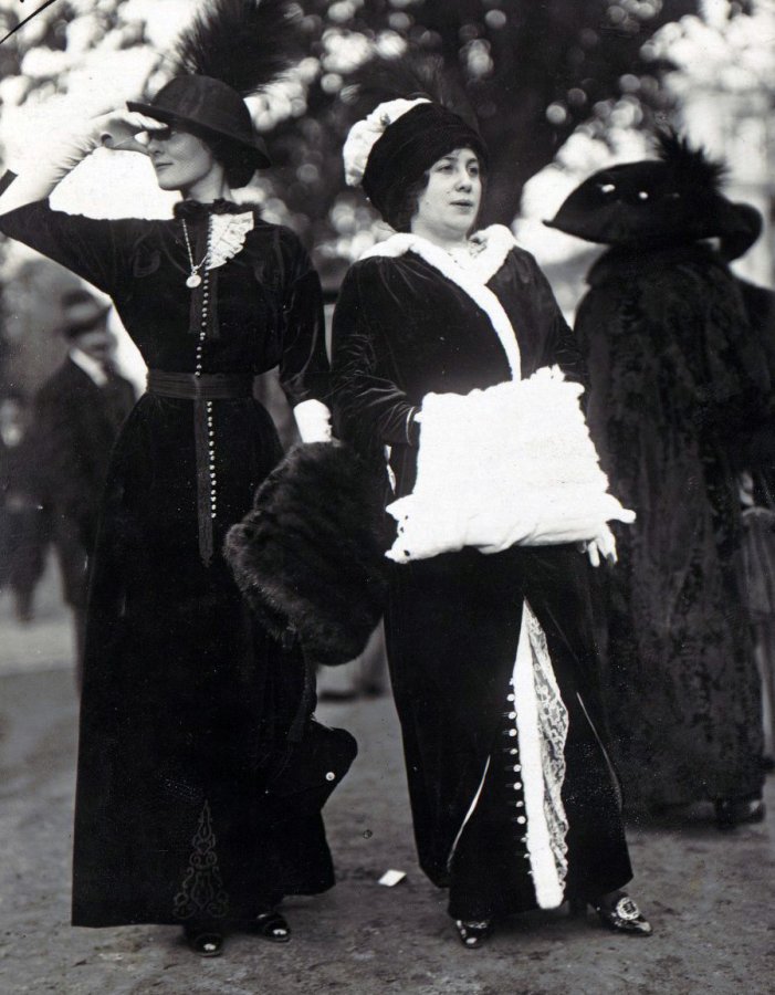 Hats with feathers, photo