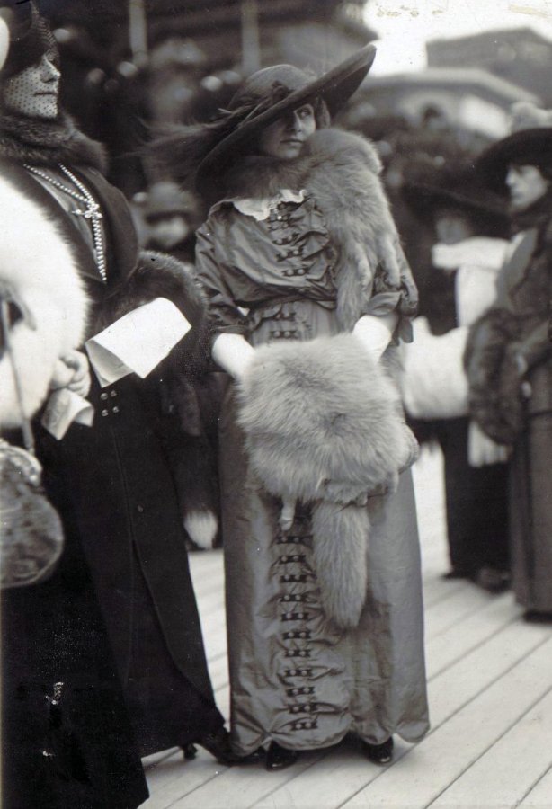 French women in furs, photo