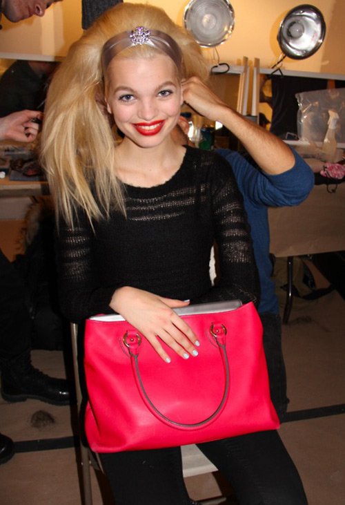 Daphne Groenveld with a red bag