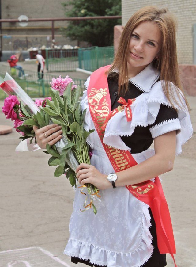 Beautiful schoolgirl with flowers, photo