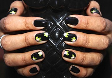 Halloween manicure