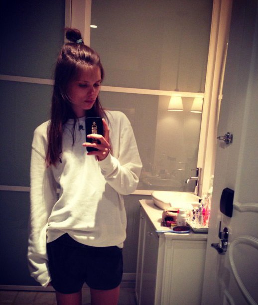 Top model Caroline Brasch Nielsen, photo au téléphone