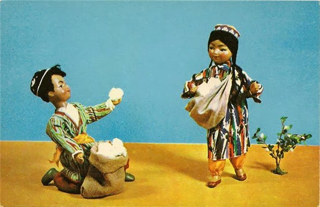 Photo of Soviet dolls in folk costumes of the republics of the USSR