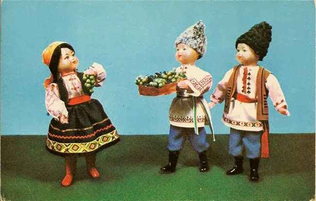 Photo of Soviet dolls in folk costumes of the republics of the USSR