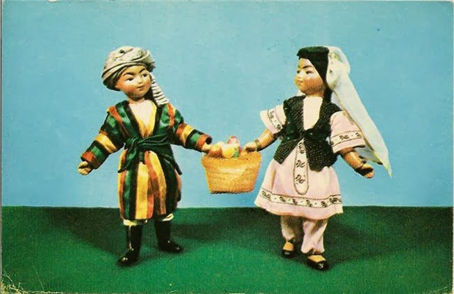 Photo of Soviet dolls in folk costumes of the republics of the USSR