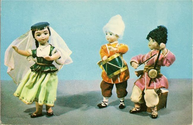 Photo of Soviet dolls in folk costumes of the republics of the USSR