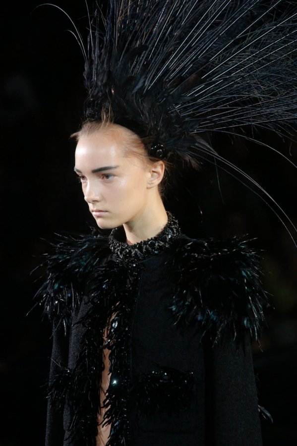 Louis Vuitton feathers, photo