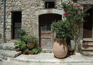 Provence style in the interiors of apartments and cottages