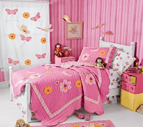 Children's room in pink