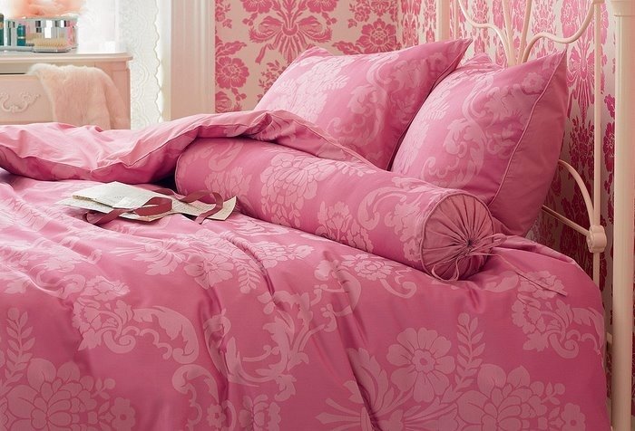 Bedroom in shades of pink