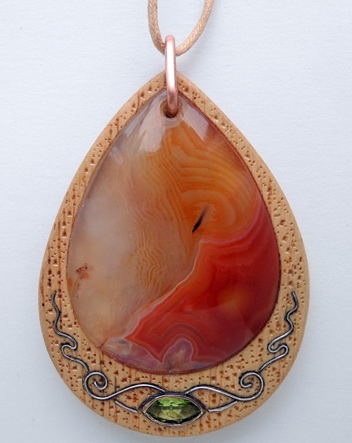 Pendant with carnelian