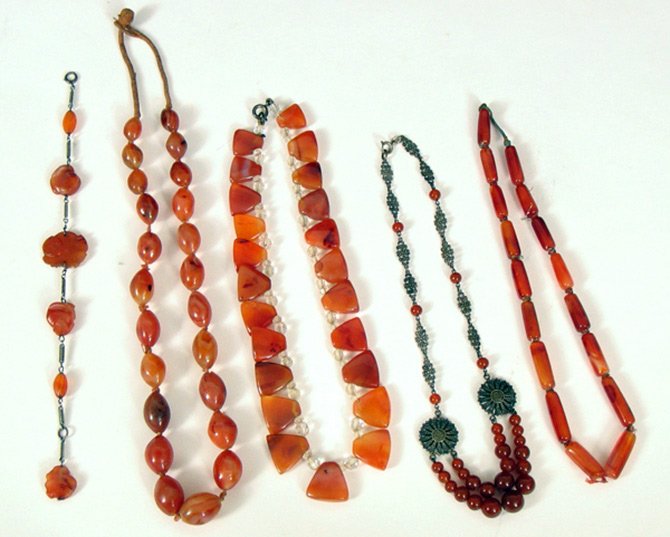 Properties of carnelian stone and photo of jewelry with carnelian