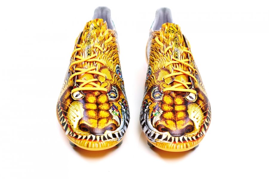 Adidas and Yamamoto boots for glamorous football players, photo