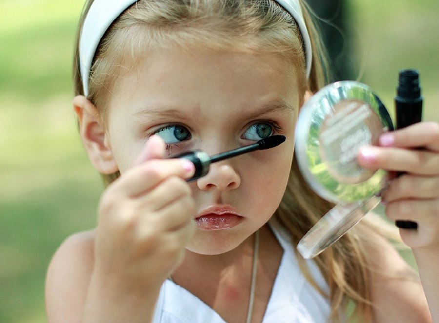 Photos of girls with makeup - cosmetics for children's photo shoots