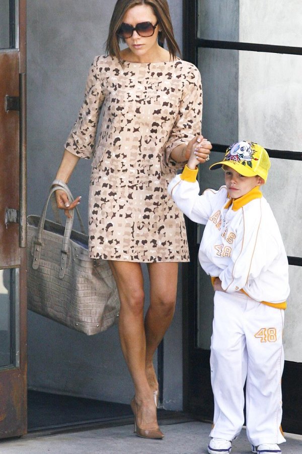 Victoria Beckham - photo avec un enfant