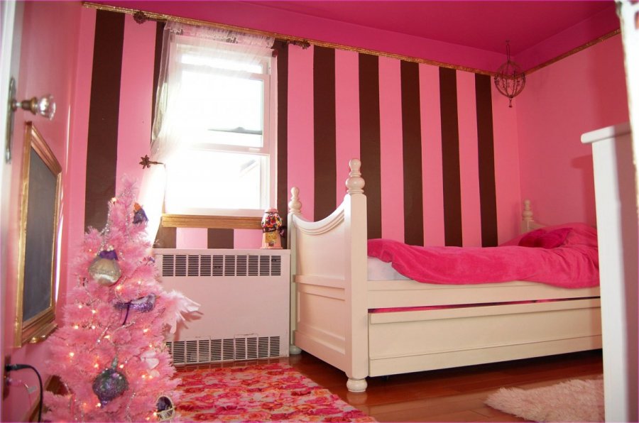 Children's room in pink