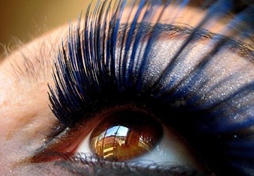 How to glue false eyelashes