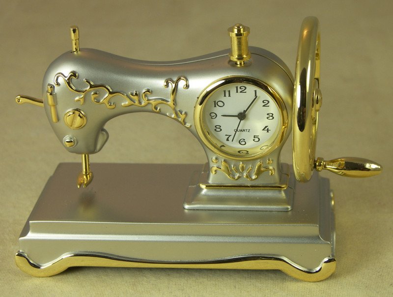 Souvenir - clock sewing machine