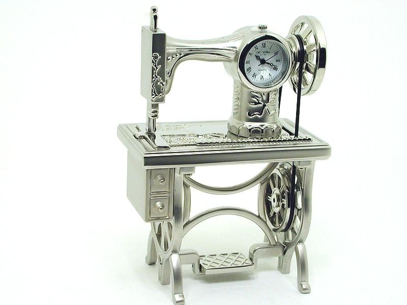 Souvenir - clock sewing machine