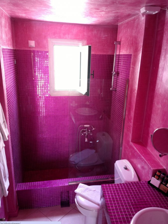 bathroom in pink