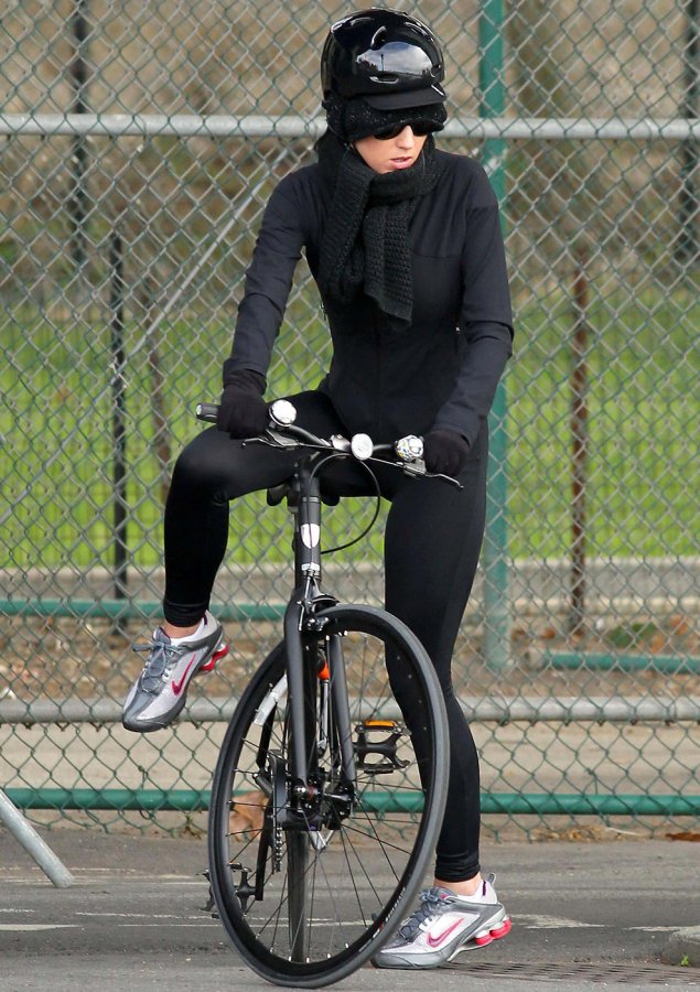 Katy Perry - photo with a bike