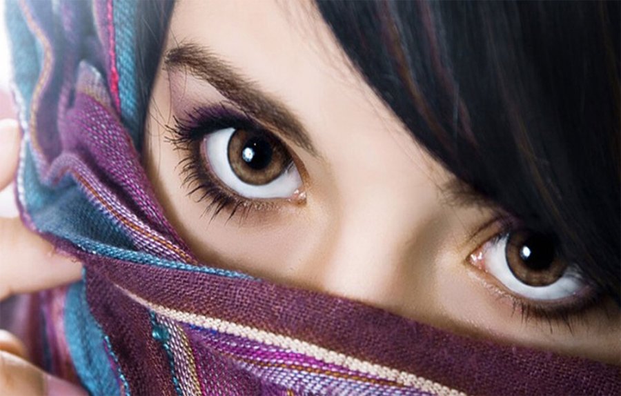 Girl's brown eyes