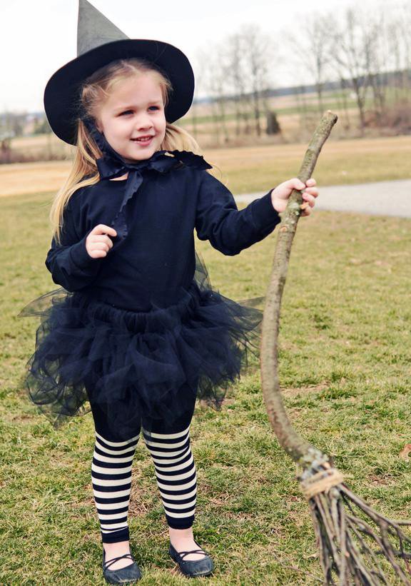 Fille à l'image d'une petite sorcière, photo