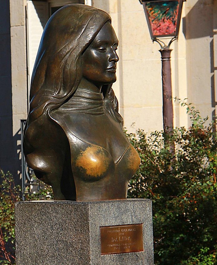 Monument to the singer Dalida