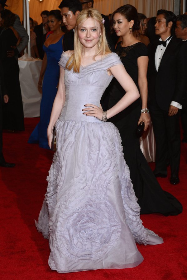 dresses of actress Dakota Fanning