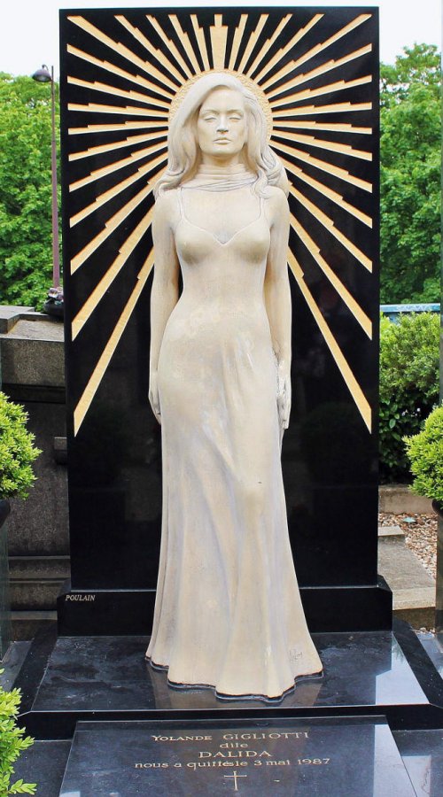 Monument to the singer Dalida