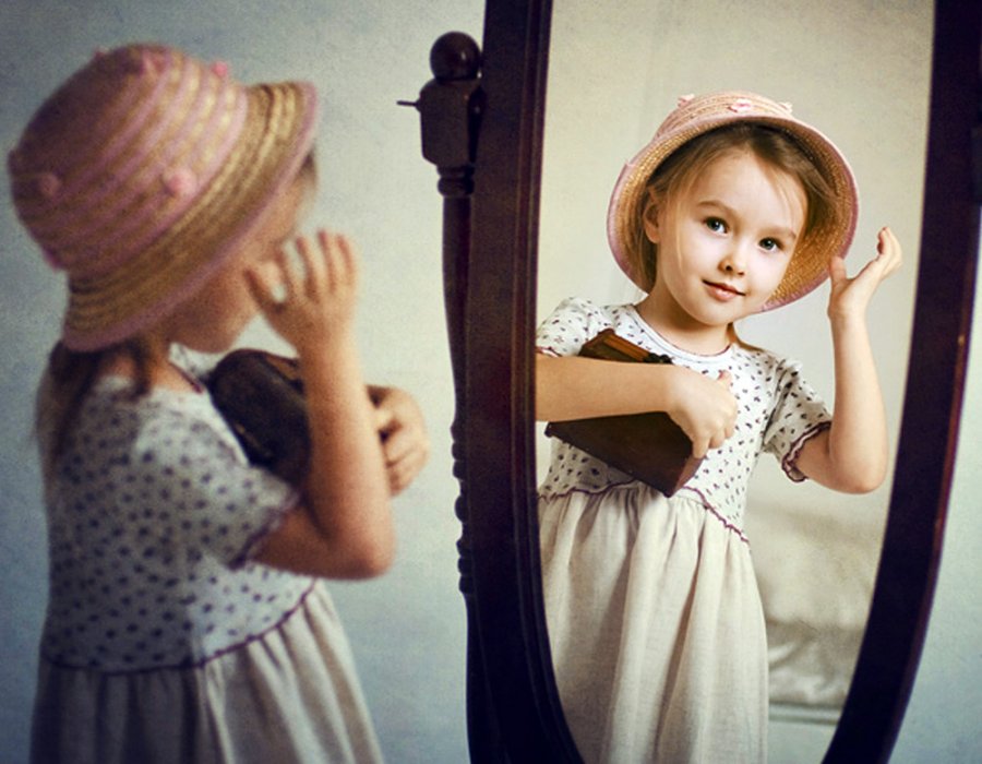 The girl and the mirror - the first impression