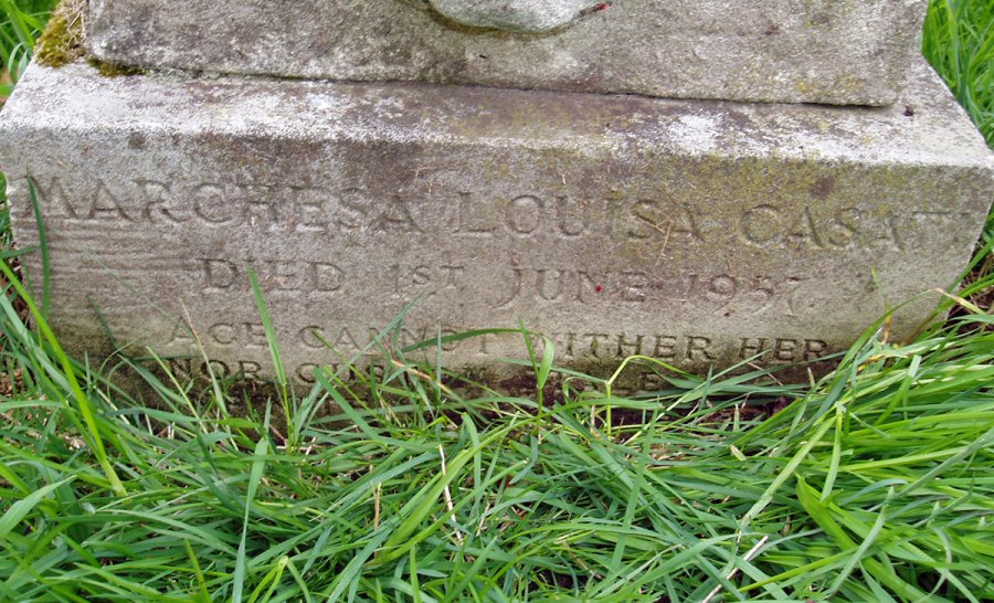 Tomb of the Marquis Louise Casati