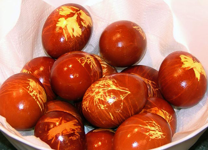 Coloring Easter eggs with onion peels