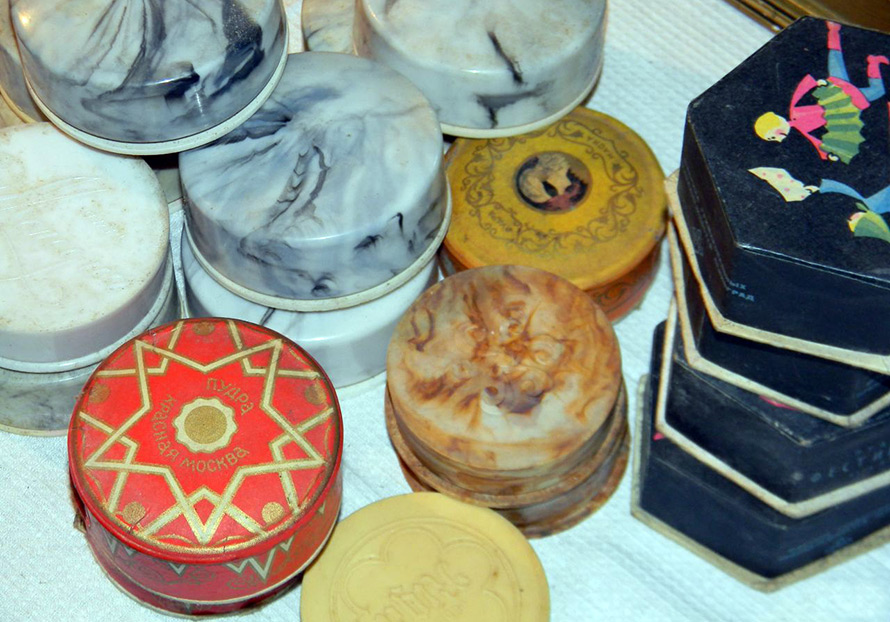 Cosmetics in the USSR - Soviet powder and compacts