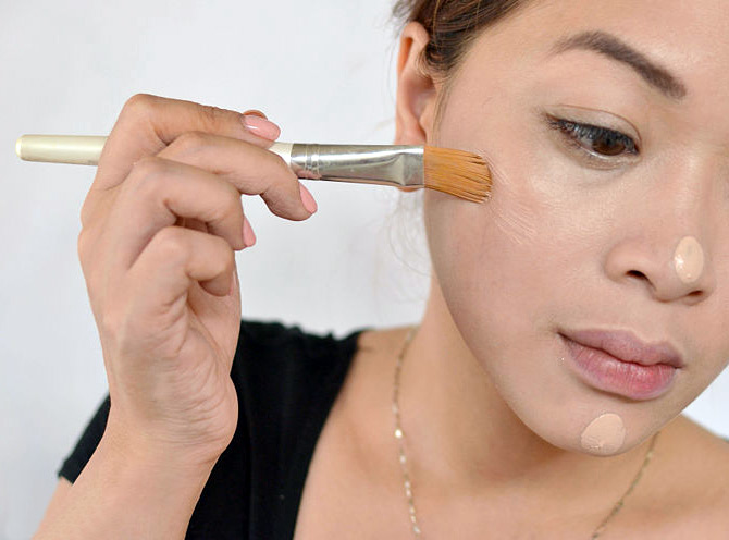 Application of cream with a brush