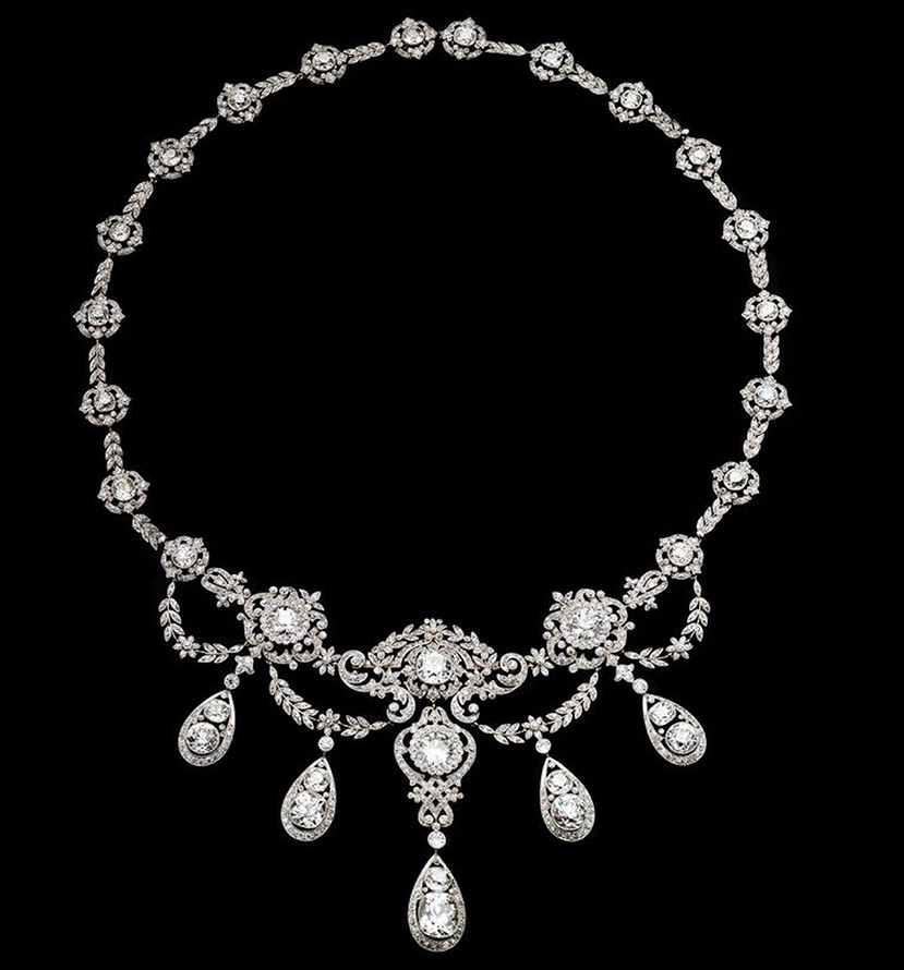 Necklace with diamonds