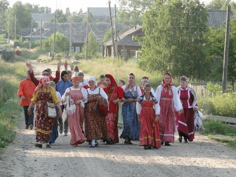 Russian girls in folk costume