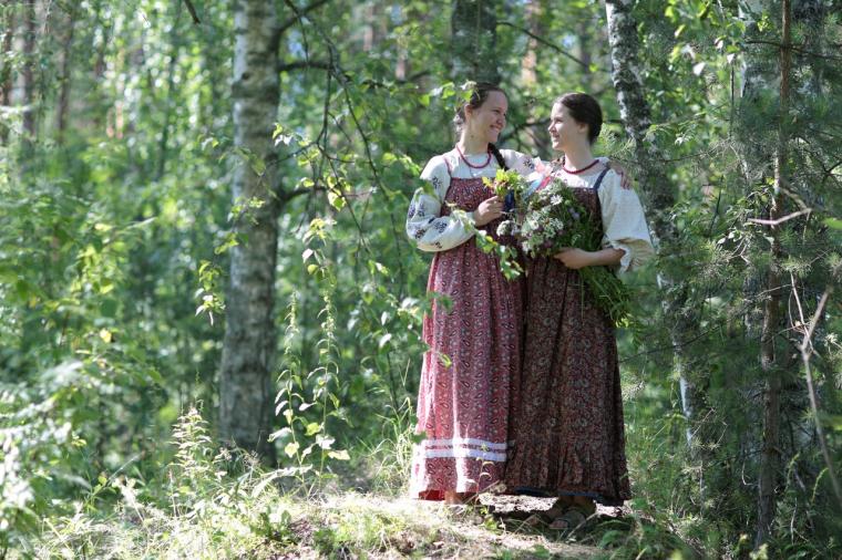 Russian girls in folk costume